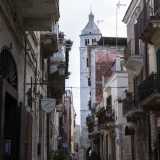 Proseguiamo arrivando in via Duomo, strada circondata da vicoli che non ha caso sono dedicati ai tredici "eroi" locali. Camminiamo scrutando gi� in lontananza l'alto campanile della Cattedrale di Santa Maria Maggiore, la pi� maestosa di tutta la zona